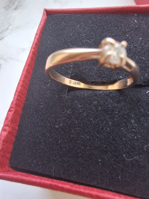 Золота каблучка з діамантом 16р.