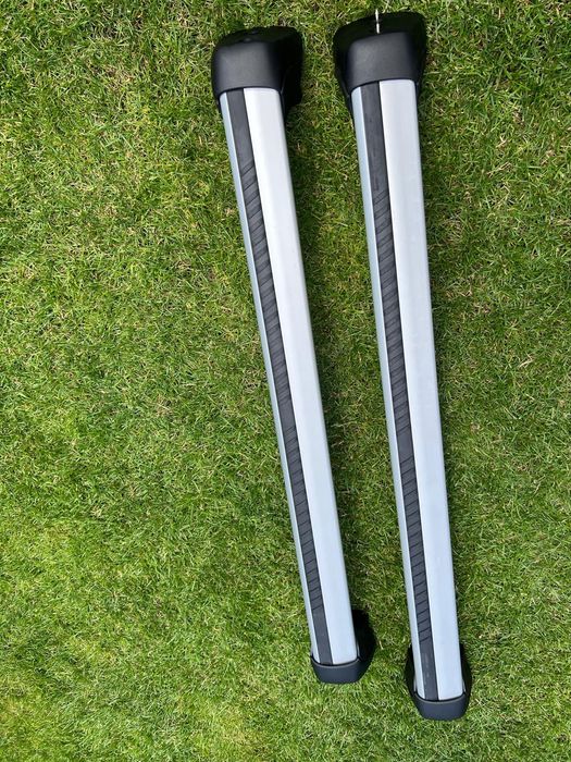 Belka bagażnika dachowego firmy Mercedes-Benz.