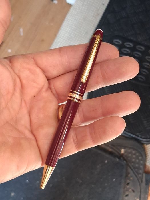 Caneta Montblanc Classic burgundy e ouro
