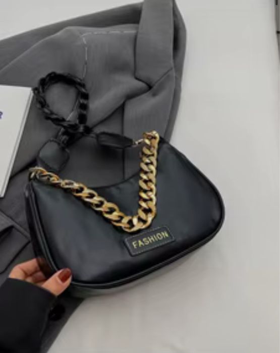 Śliczna mała czarna torebka