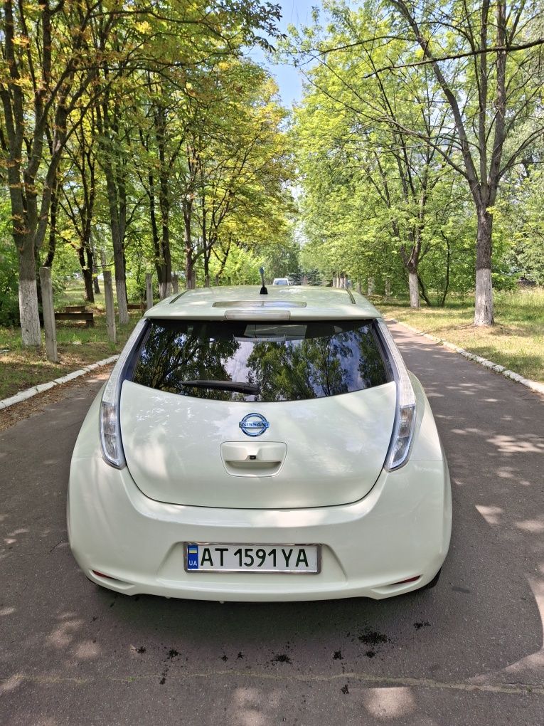 Nissan leaf 2011року
