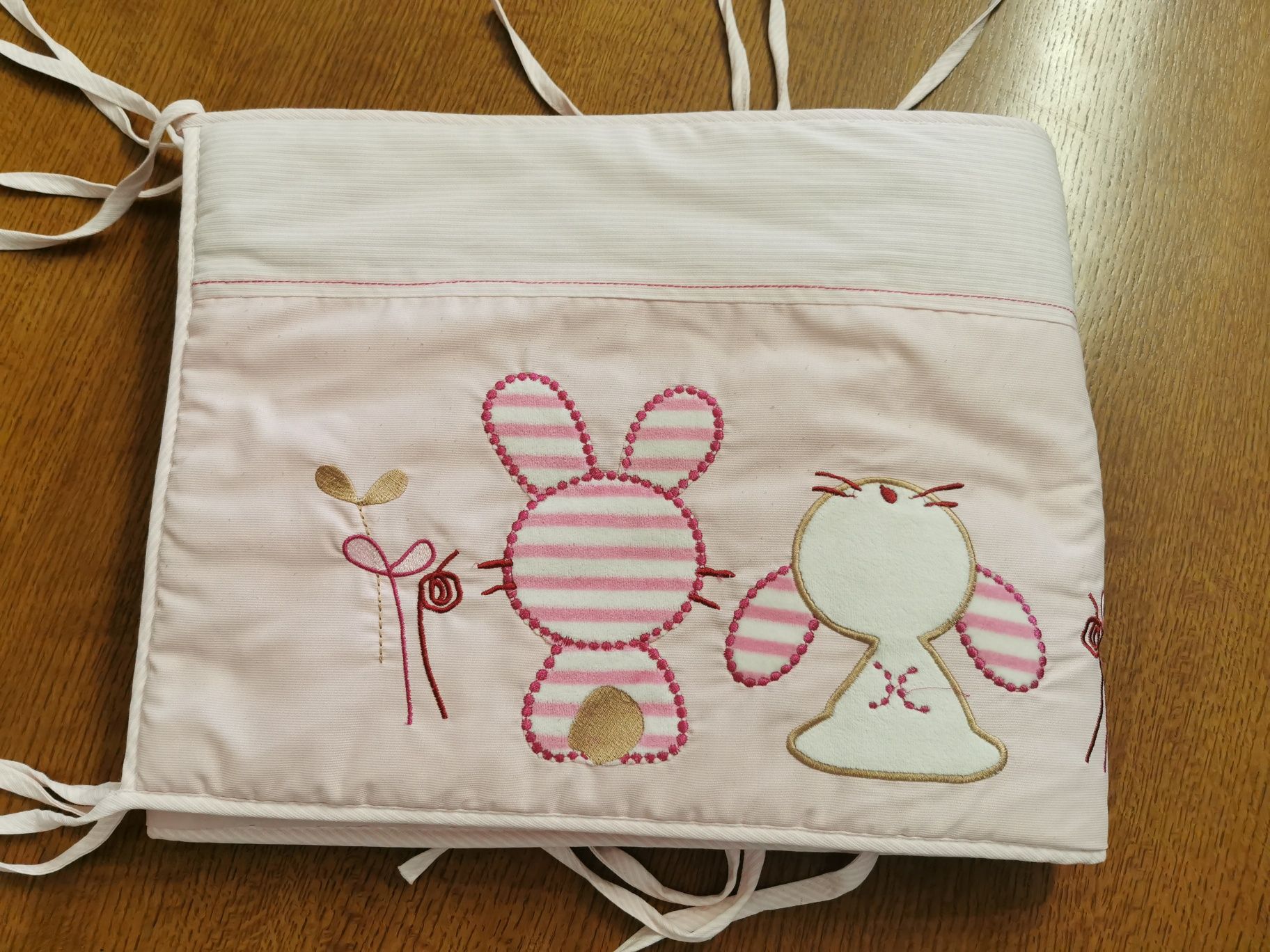 Conjunto de edredão, resguardo e almofada, para bebé.