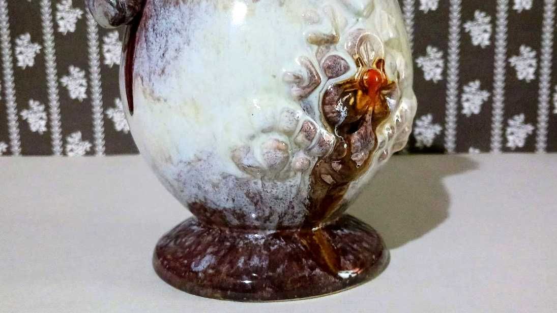 Rustykalny wazon vintage z motywem kwiatowym