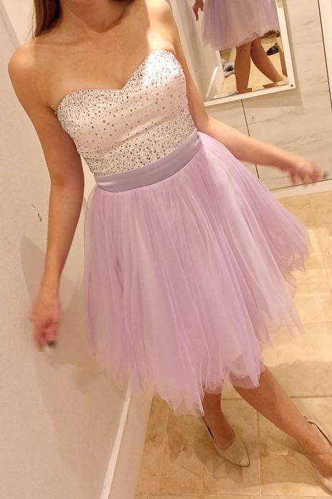 Liliowa sukienka z tiulem