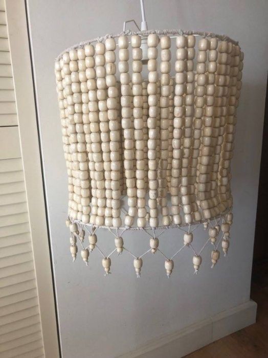 Lampa wisząca z drewnianych korali boho