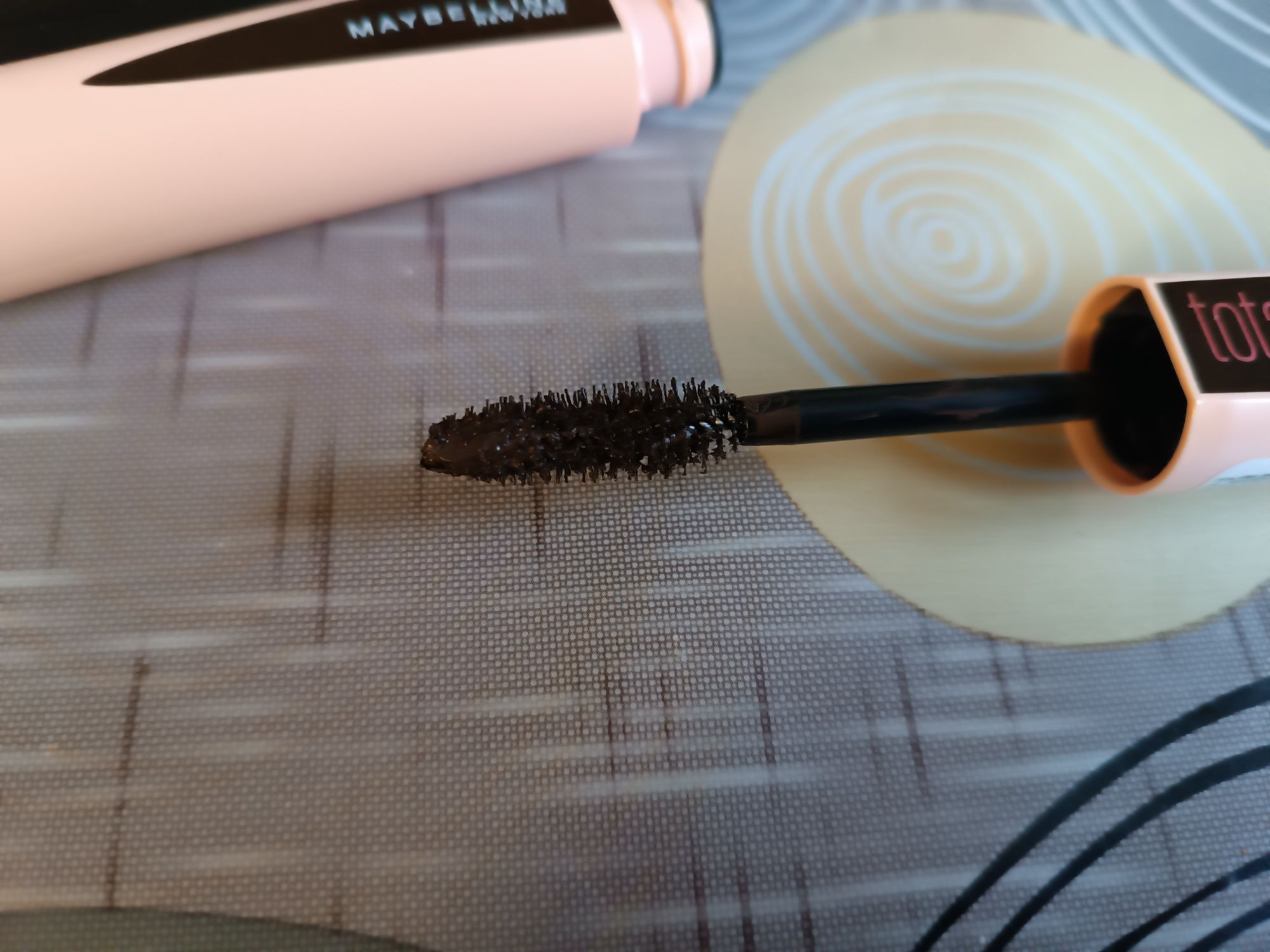 Уценка срок туши Maybelline коричневая дип какао до 03.22