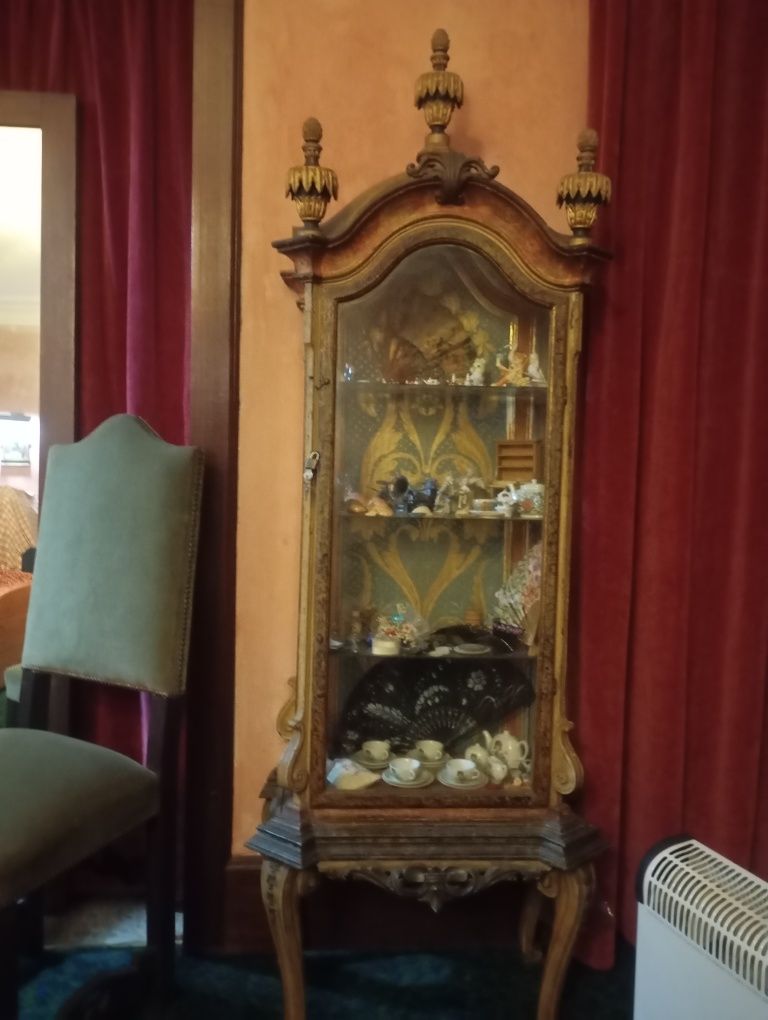 Vitrine ou horatorio, muito antigo