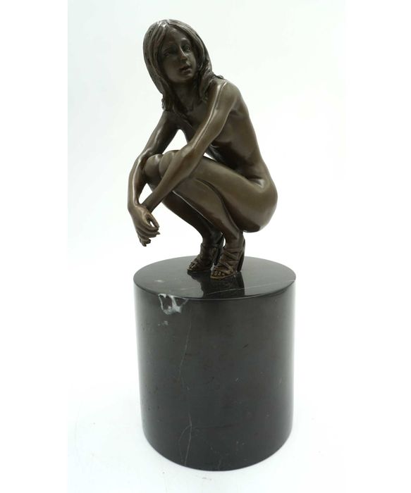 AKT nagiej kobiety-figura z brązu-naga kucająca kobieta