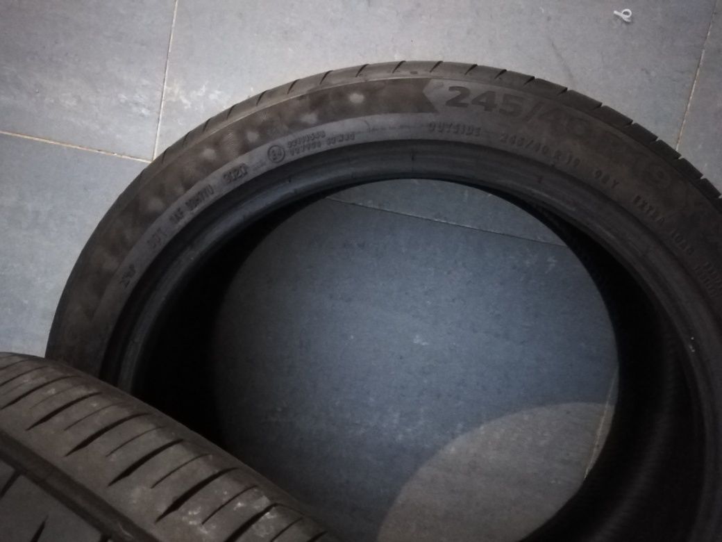 Pneus Continental  piso 245 - 40 /19