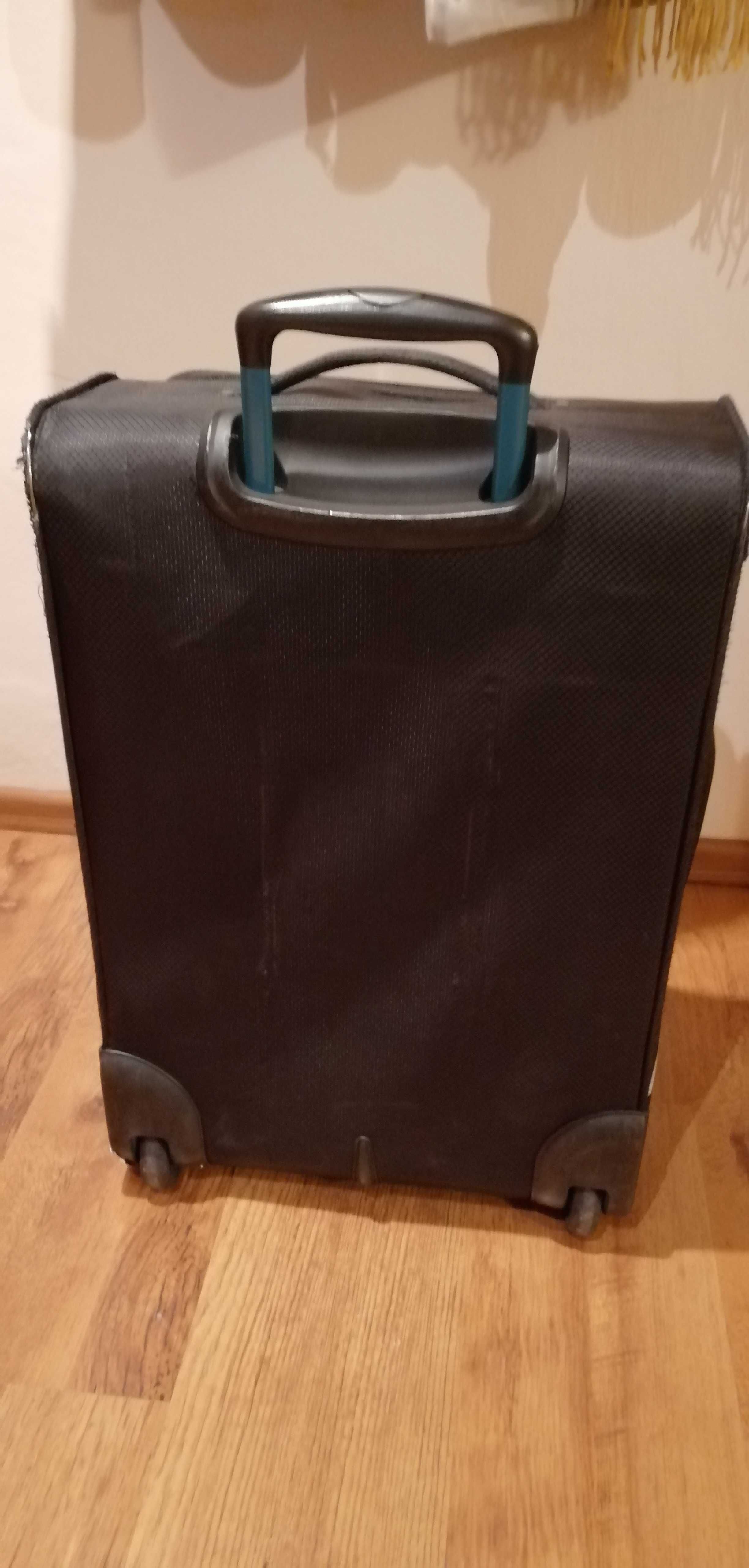 niewielka walizka podróżna