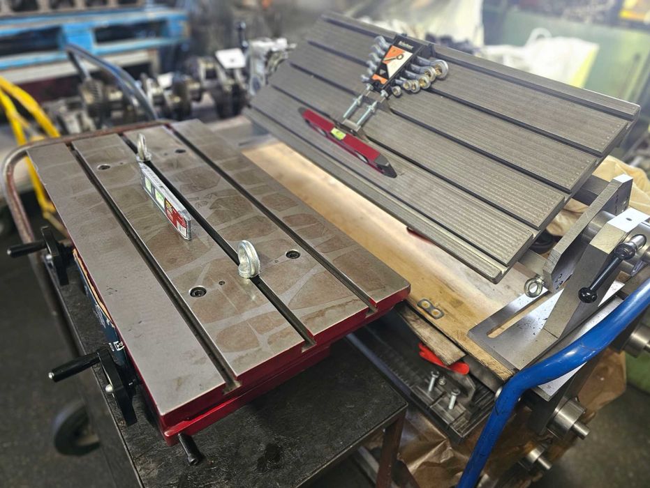 Stół uchylny do głowic skośnych i V-bloków (widlastych)