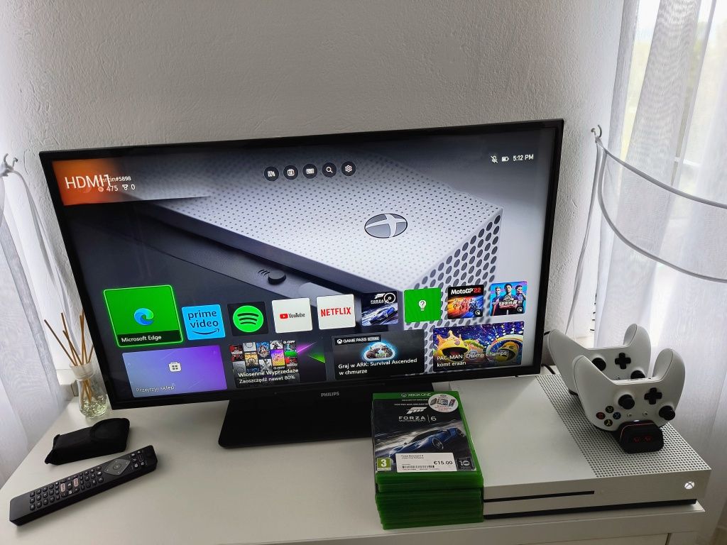 Xbox one S + 2 pady gry ładowarka