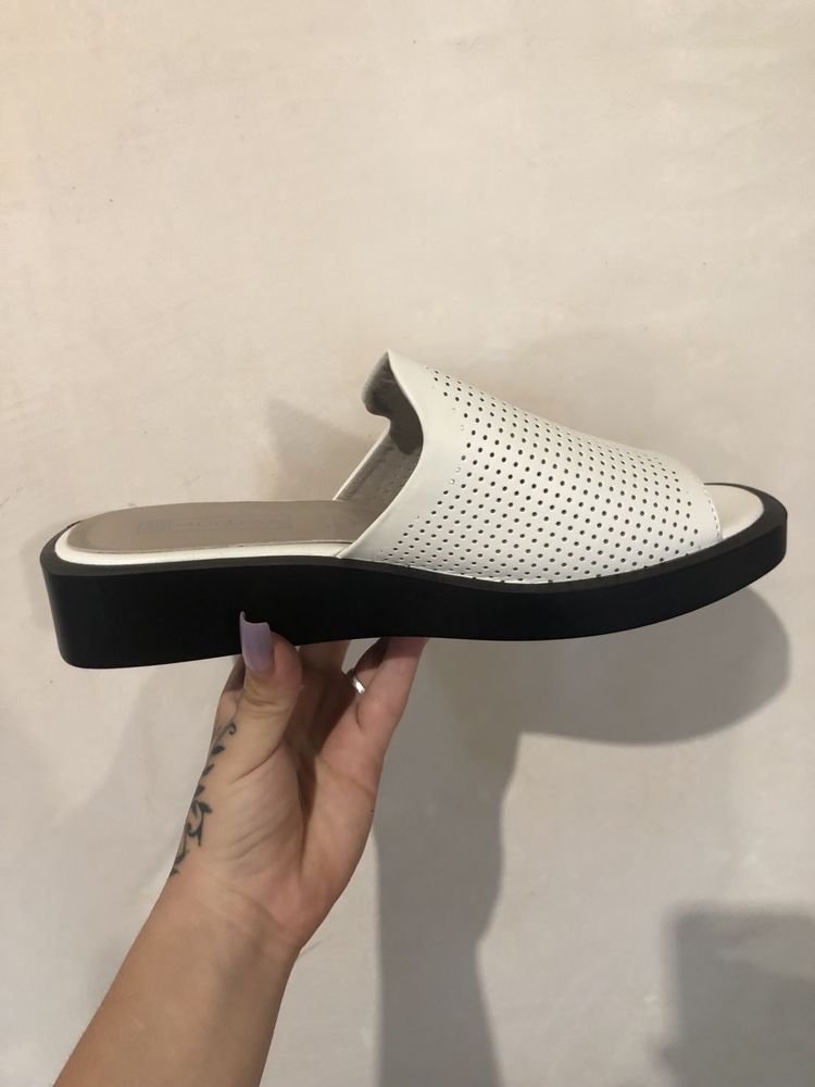 Продам 2 пари взуття