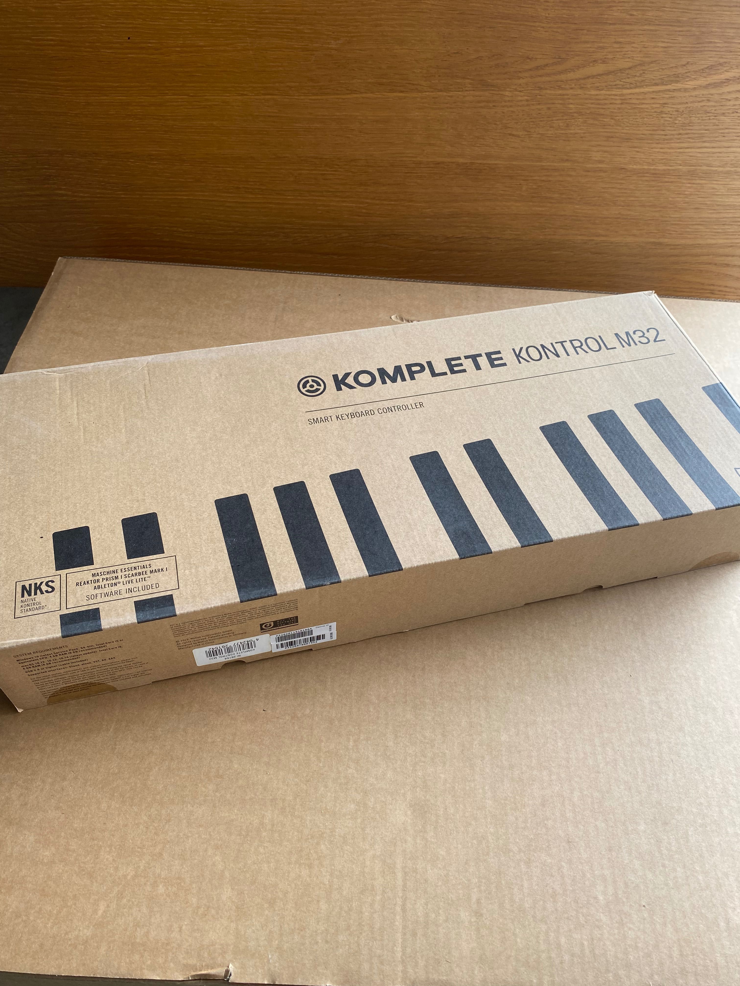 NI Komplete Kontrol M32 (novo, em caixa)