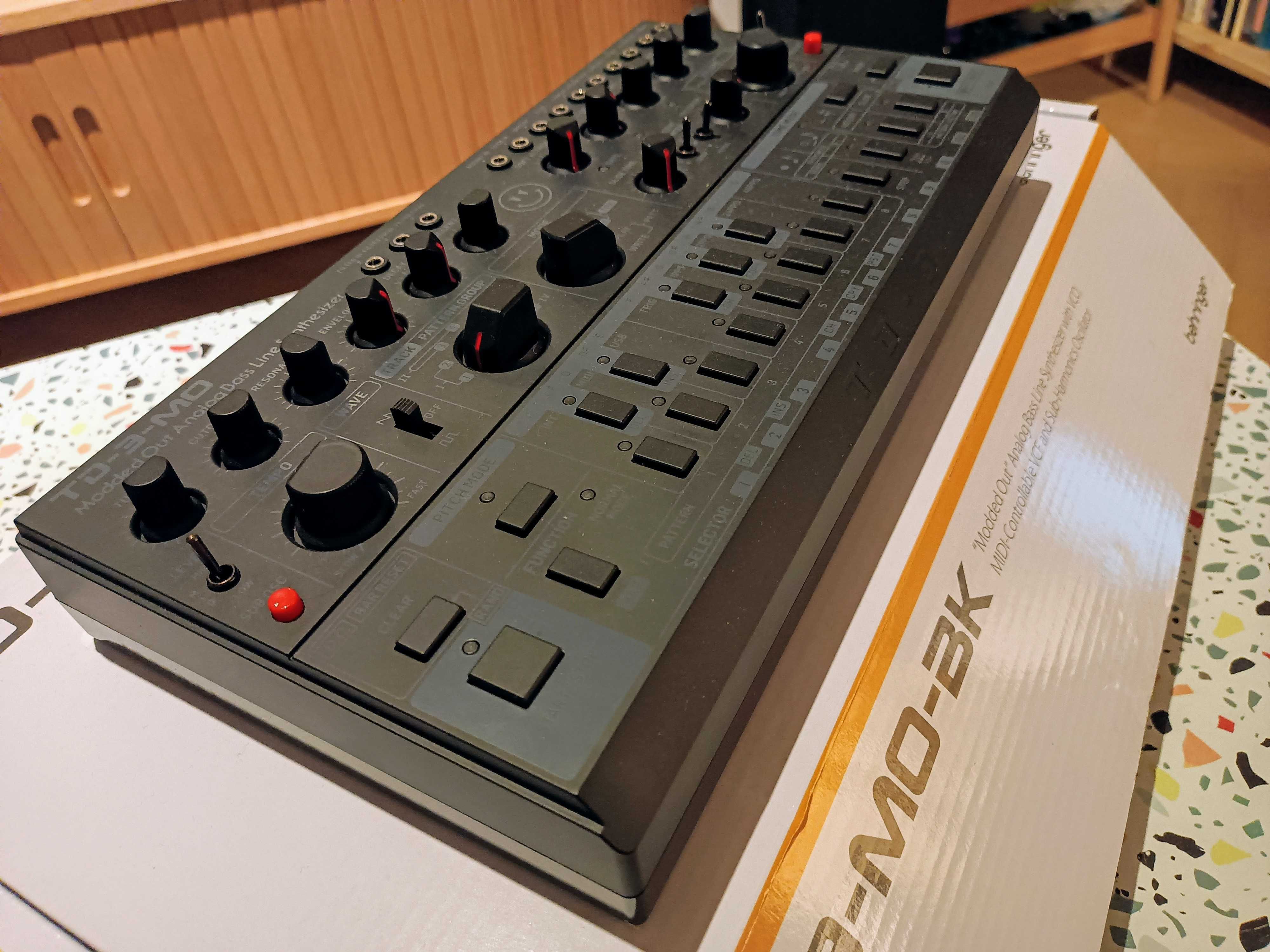 BEHRINGER TD-3-MO-BK - Syntezator analogowy linii basowych