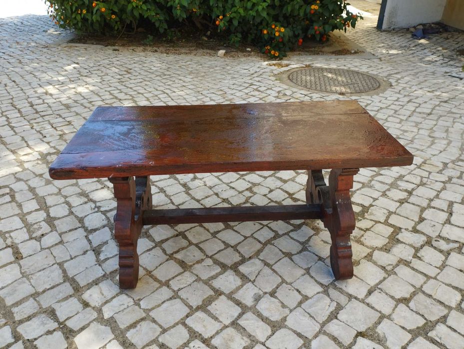 Mesa de sala muito antiga