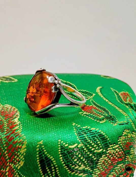 Срібна каблучка з бурштином