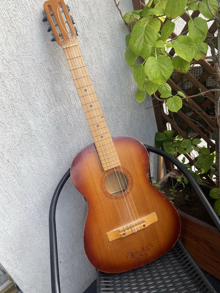 Gitara widoczna na zdjeciu