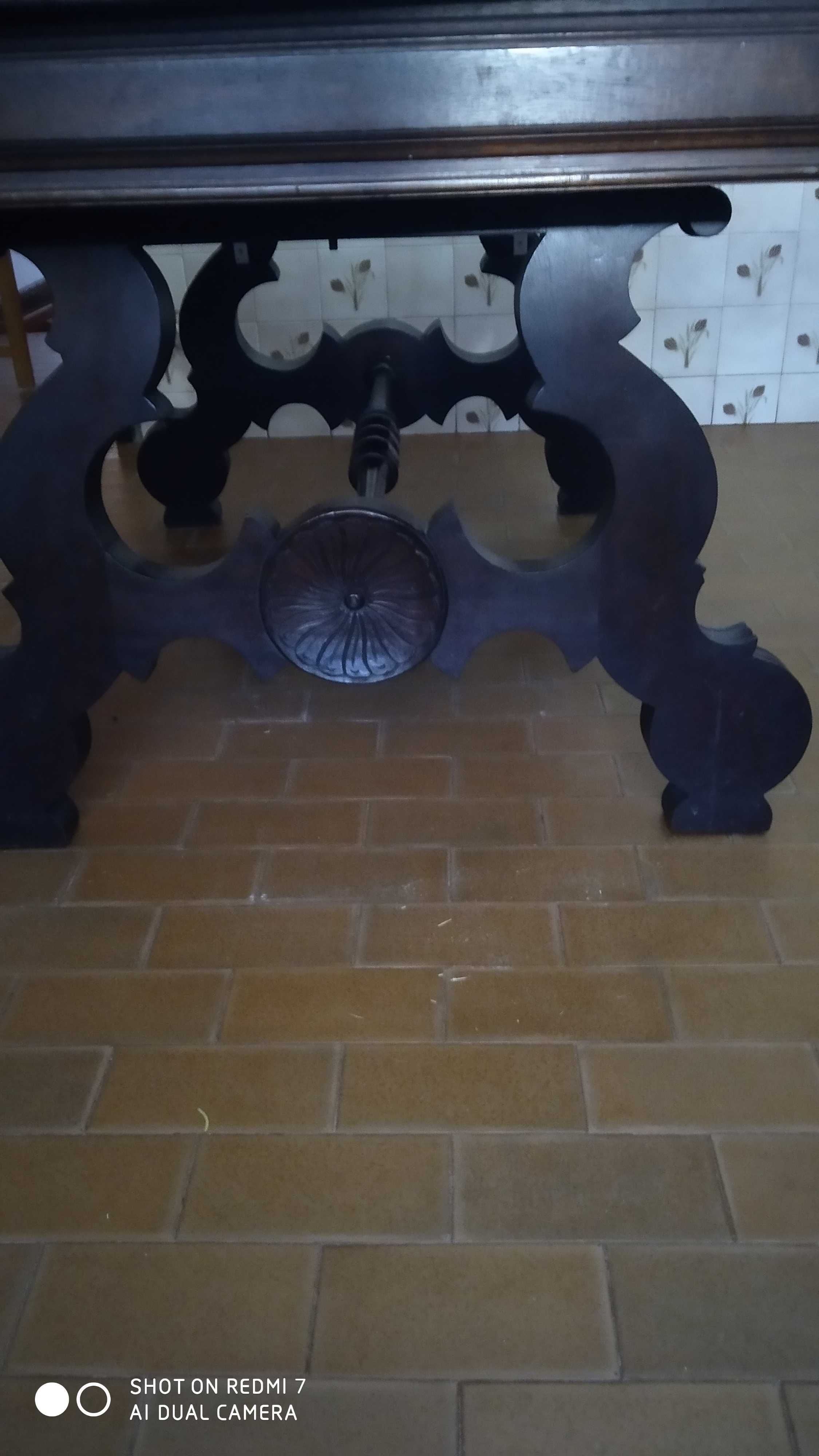 Mesa de sala em madeira trabalhada