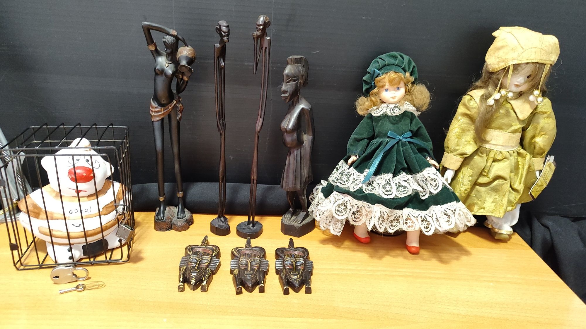 Esculturas pau preto, bonecas de porcelana, boneco de barro.
