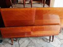 Roupeiro, cómoda, duas mesas de cabeceira, cama