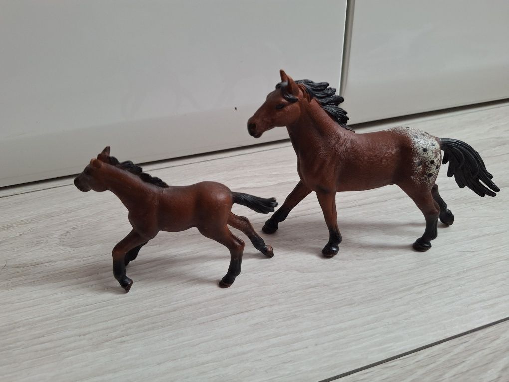 Figurki koni gniade/brązowe