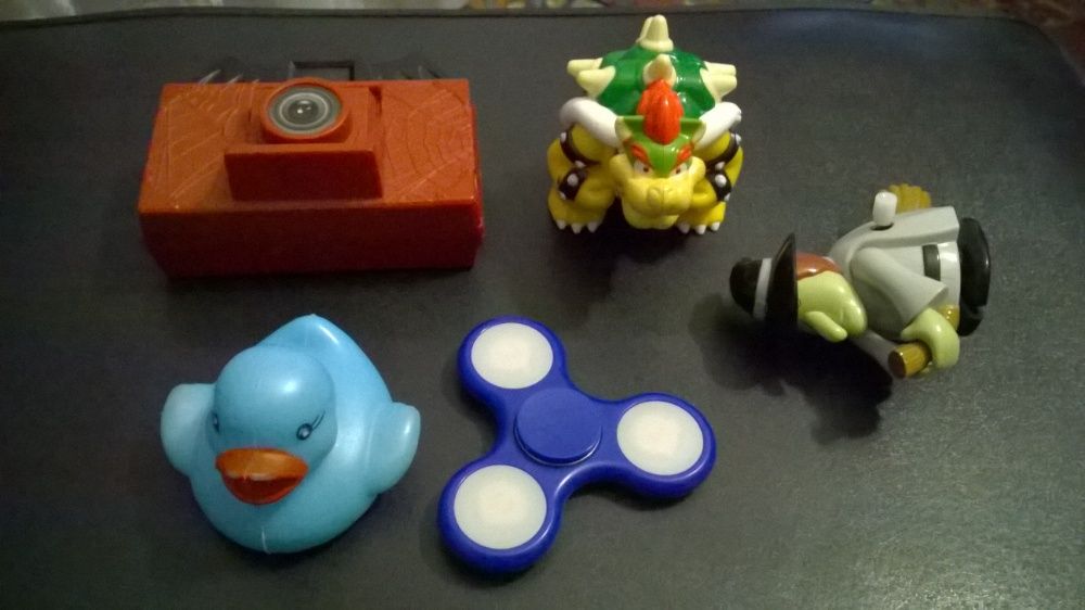 Brinquedos, jogos didácticos e bijuteria...