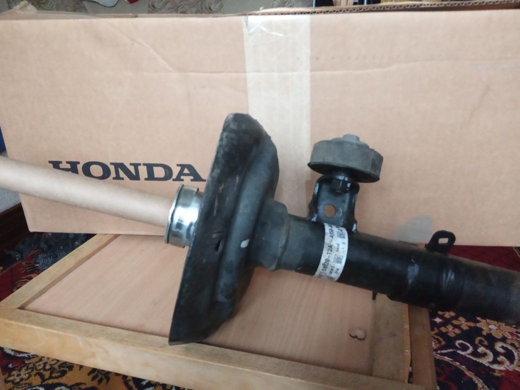 Амортизатор передній Honda Accord
