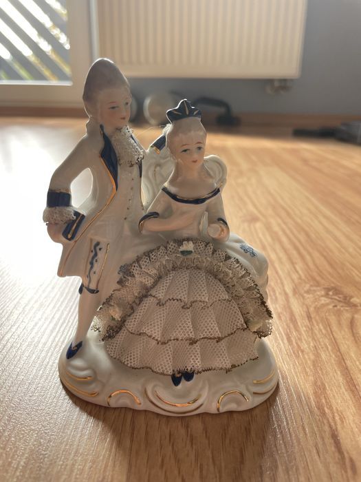Porcelanowa figurka pary zalotników