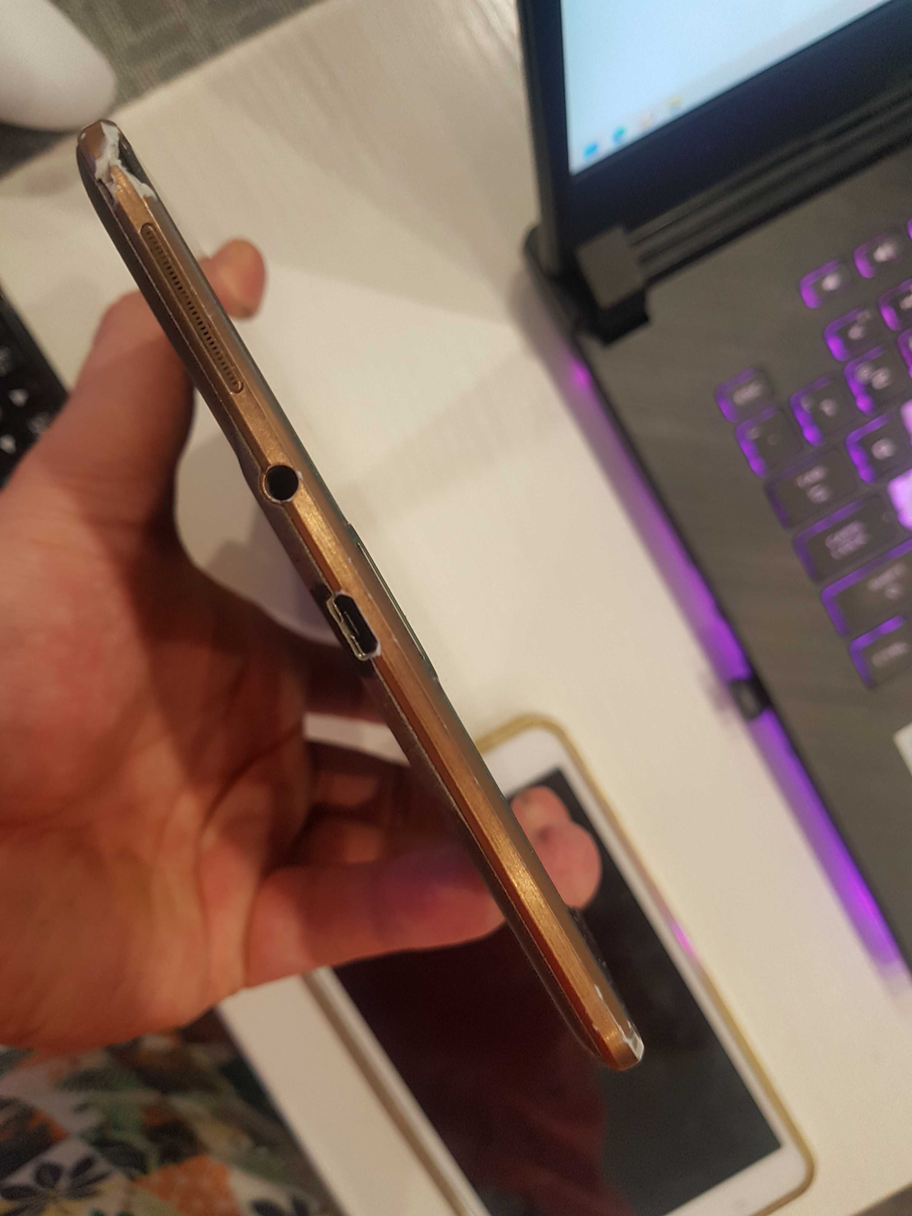 Tablet Samsung Tab S SM-T700 8,4" 3 GB / 16 GB złoty z klawiaturą