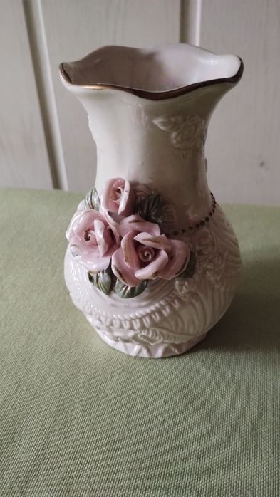 Wazonik porcelanowy ozdobny.