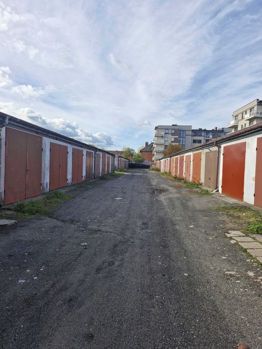 Wynajmę DUŻY garaż/magazyn 22m ul. Dmowskiego na przeciwko Biedronki
