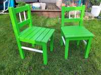 Dwa drewniane krzesełka dla dzieci