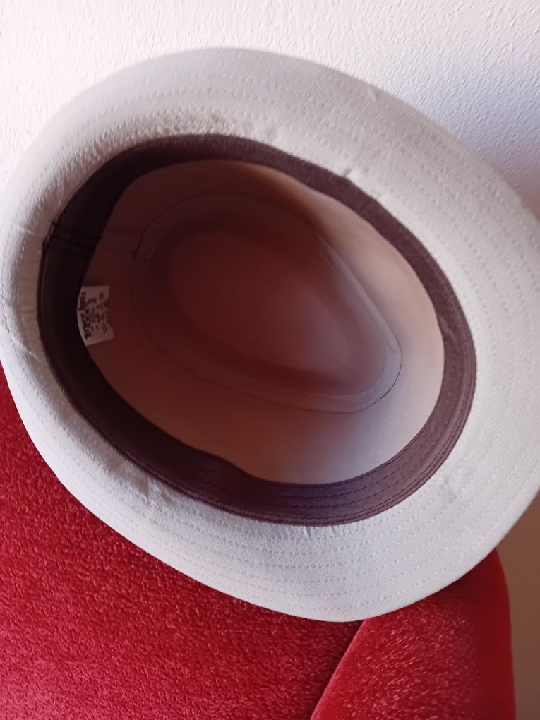 Chapéu de feltro cinzento