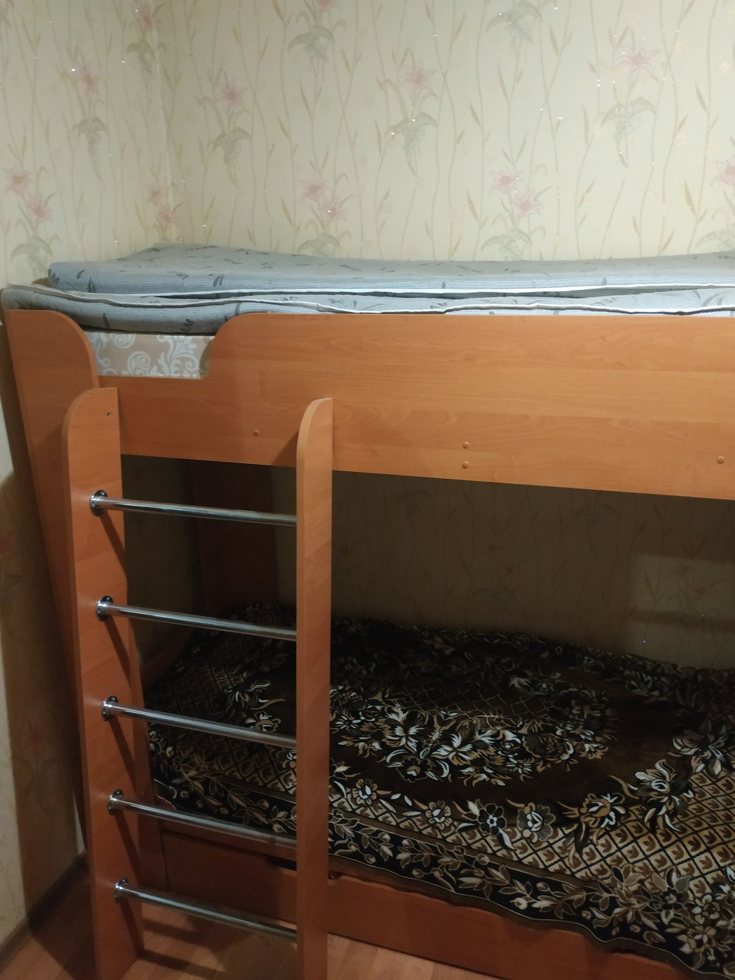Продам двухя- русную кровать,отличное состояние практически новая .