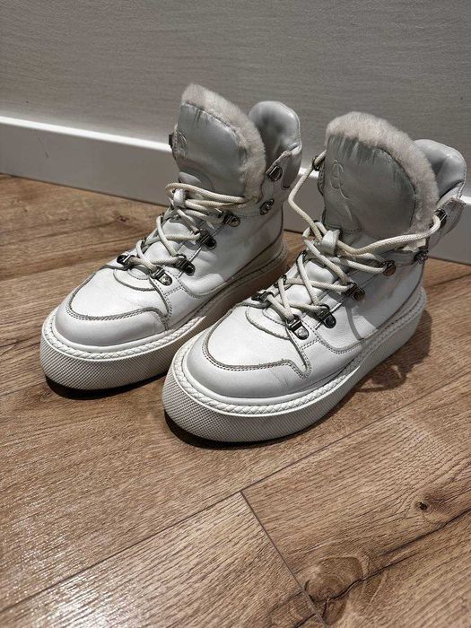 Зимові білі черевички з натуральної замші