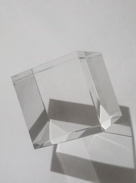 Скляний куб з ребром 4.8см.