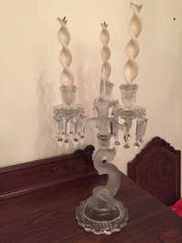 Candelabro com base em forma de peixe