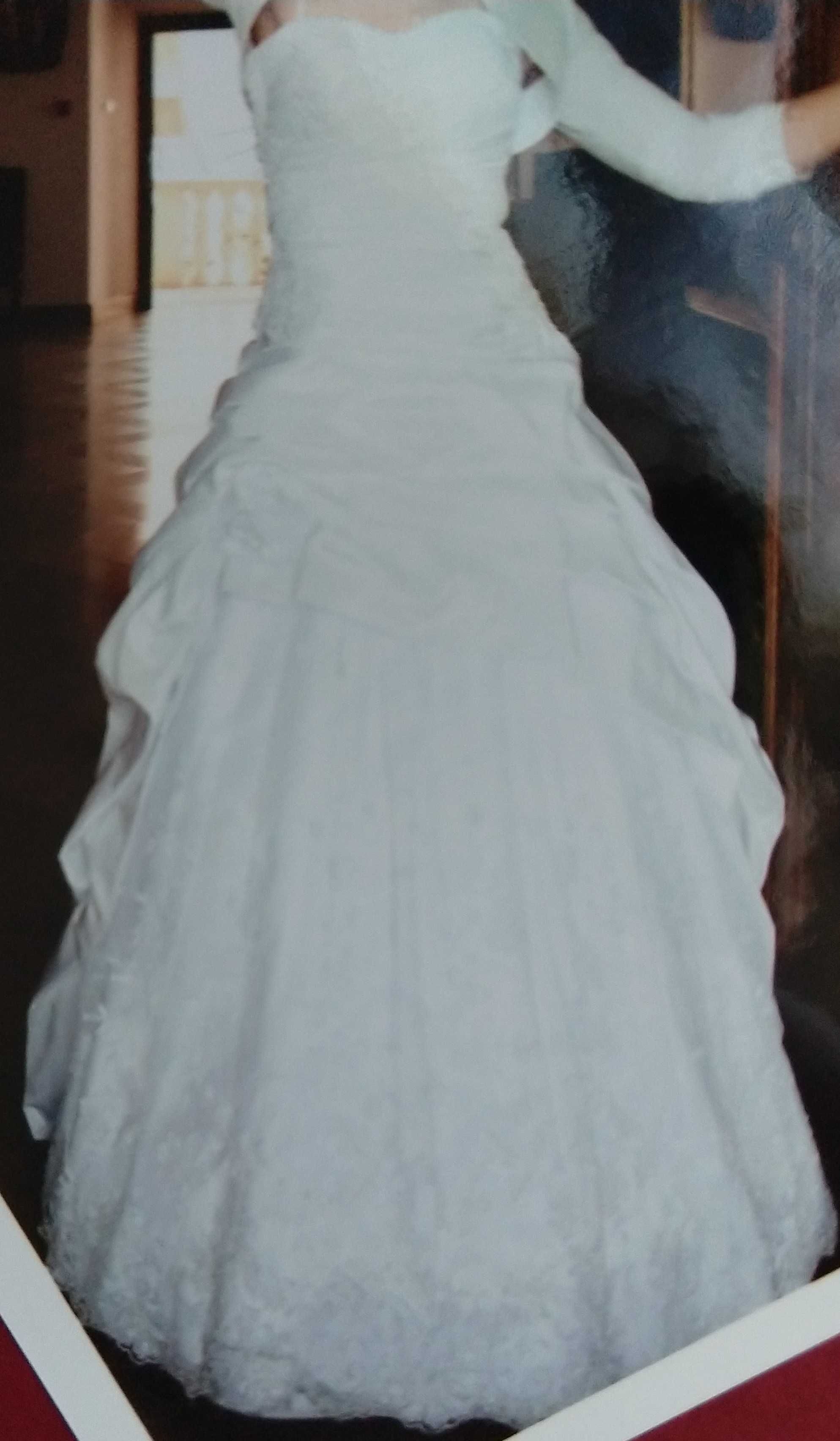 Suknia ślubna zdobiona koronkami