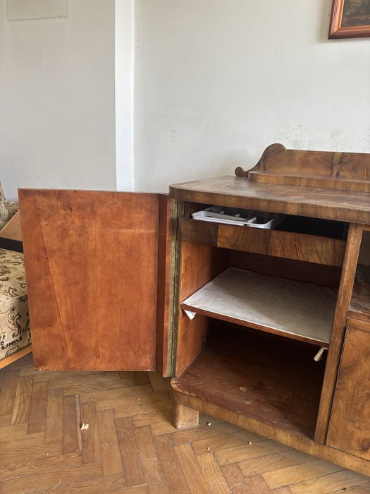 Bufet/Komoda art deco lata 60 ze szklanymi drzwiczkami przesuwnymi.