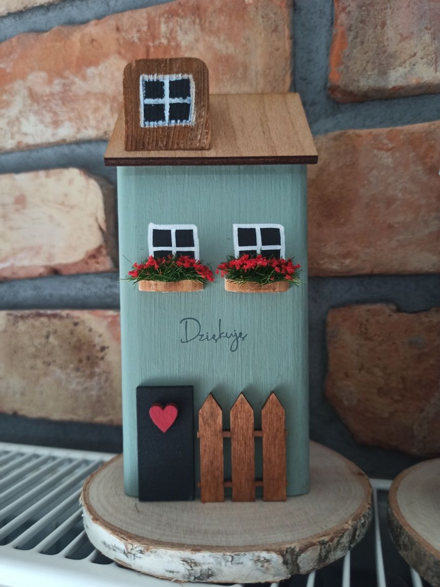 Domki drewniane z napisami życzenia prezentem dzień nauczyciela