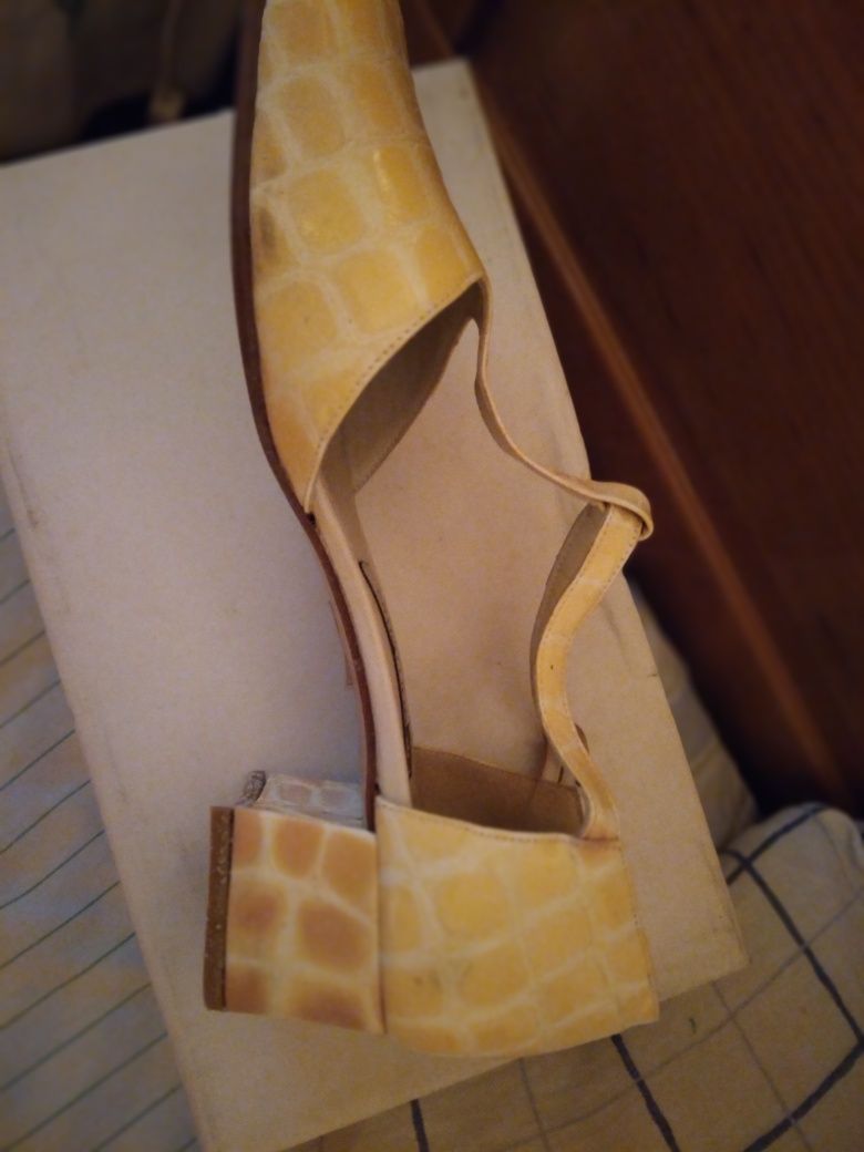 Sapatos de verão em pele de cobra