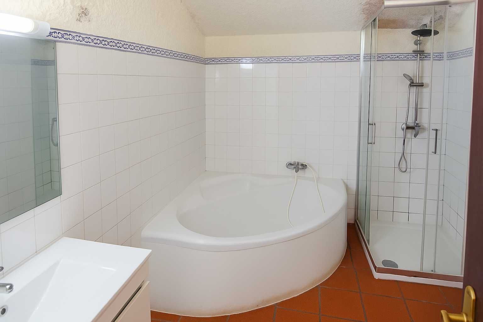Moradia T2 Remodelada com Garagem e Churrasqueira — Camacha, Madeira