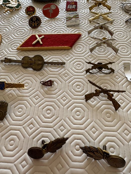 Medalhas crachas placas pins