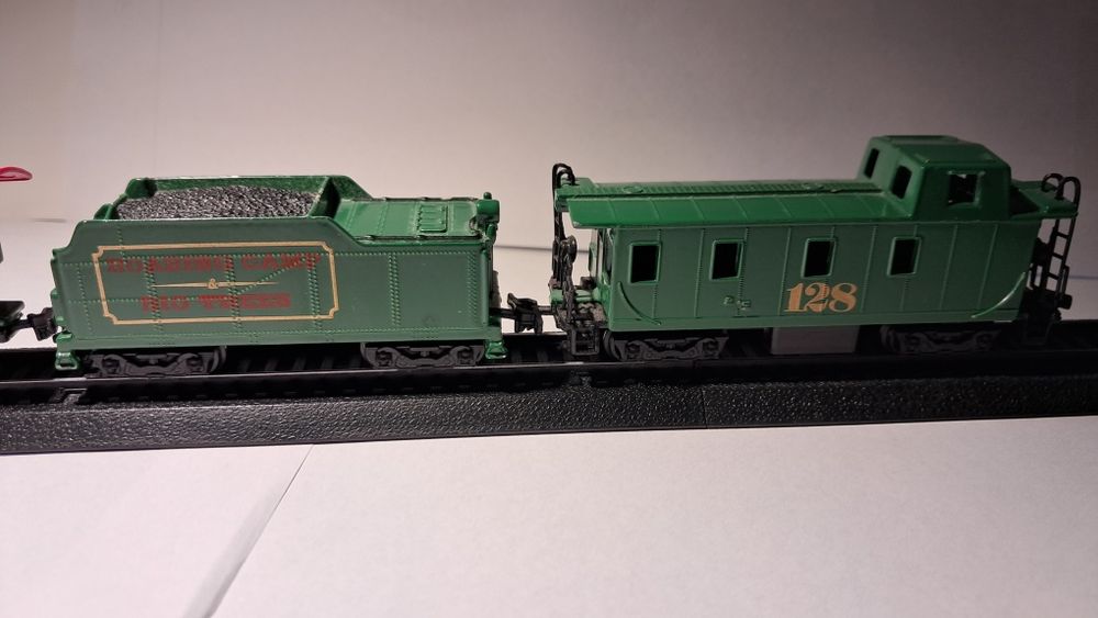 Parowóz Maisto z weglarką oraz wagonem pocztowym 1:131