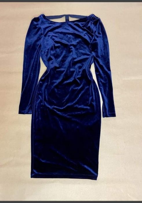 Плаття с вырезом на спине