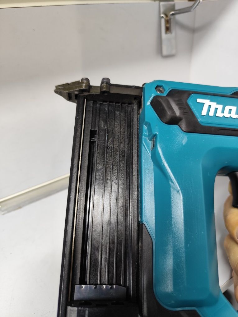 Makita DFN350/ акумуляторний цвяхозабивач Макіта оригінал нейлер по де