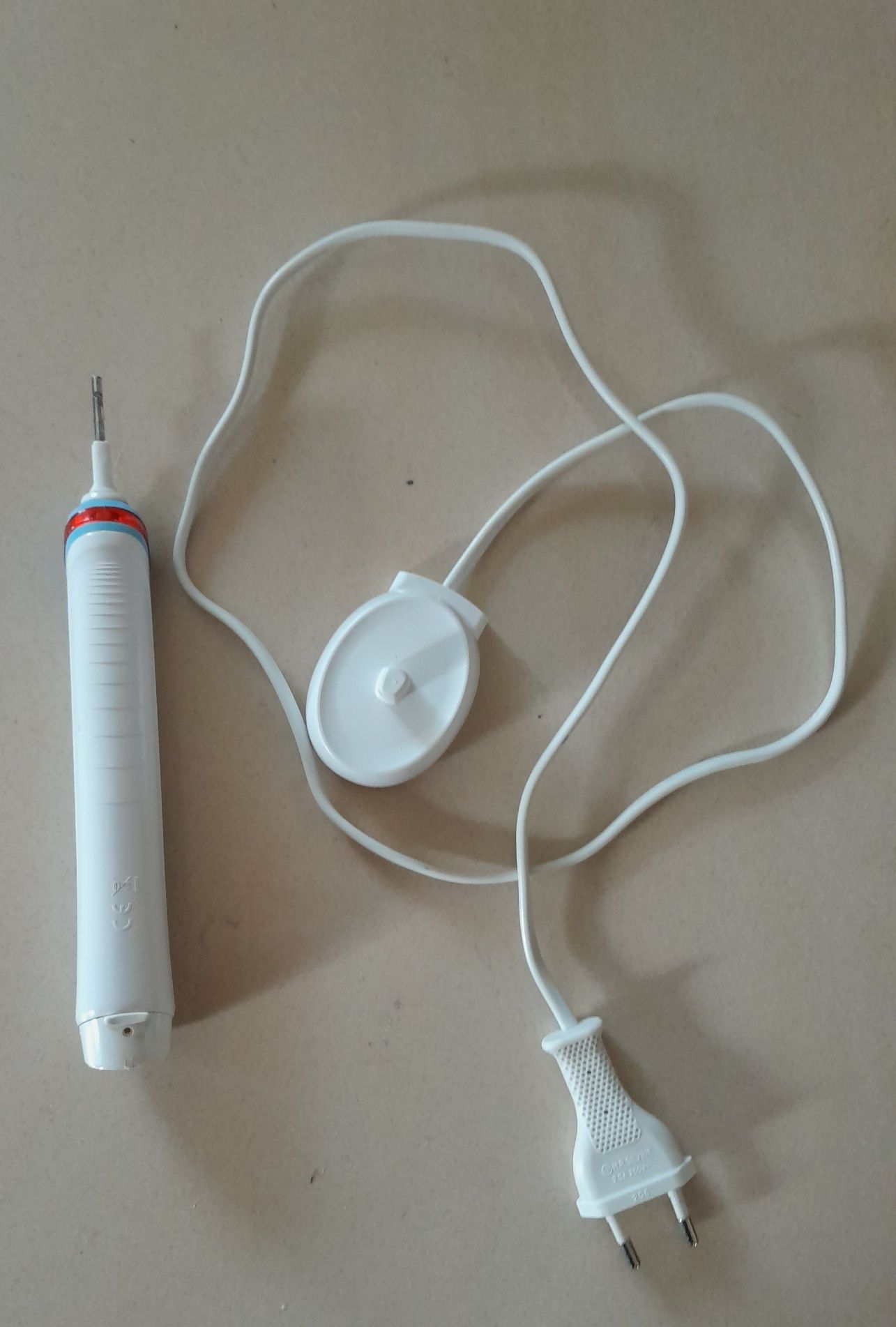 Szczoteczka elektryczna Oral-B+ ładowarka indukcyjna