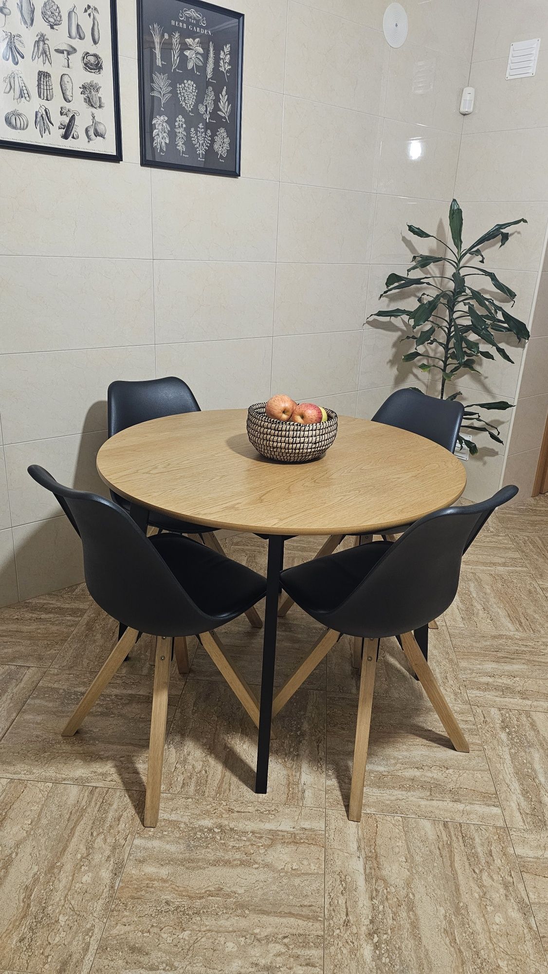 Vendo mesa de cozinha e 4 cadeiras