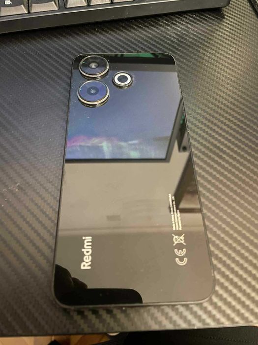 Smartphone Xiaomi Redmi 13 praticamente novo